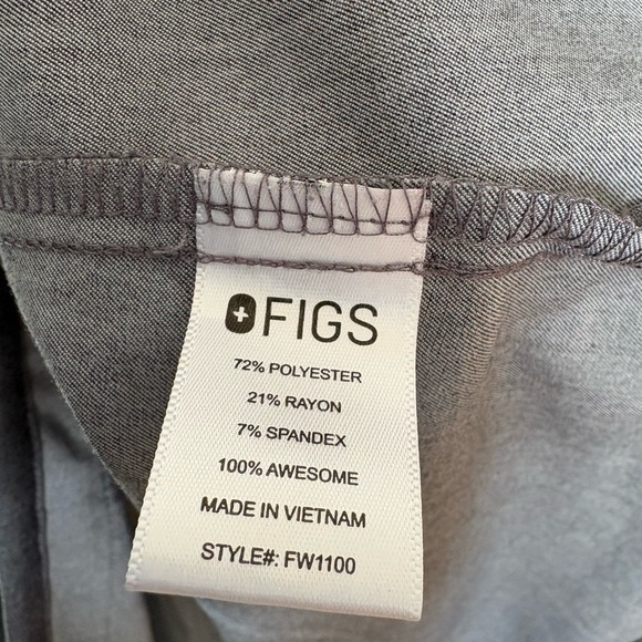 Figs Scrub Set - Heather GrayTechnical V-Neck Top with Pants - Picture 10 of 12